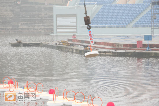《勇往直前》外景挑战项目——水上调圈。（金鹰网独家图片，转载请注明版权）