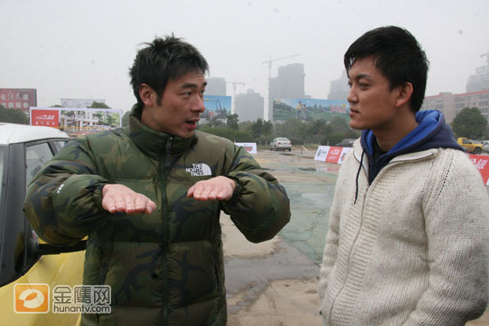在《勇往直前》“汽车踢足球”比赛开始前，许志安和主持人李锐两人聊起车技。（金鹰网独家图片，转载请注明版权）