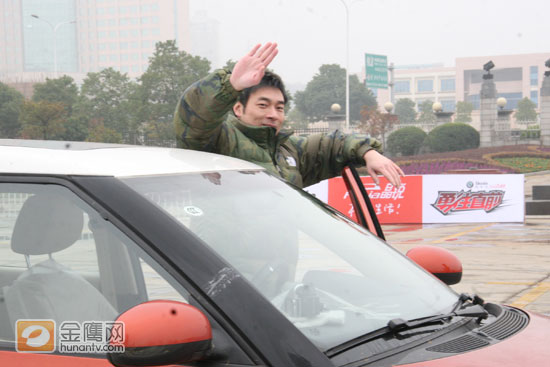 比赛即将开始，自信满满的许志安进入驾驶座。（金鹰网独家图片，转载请注明版权）