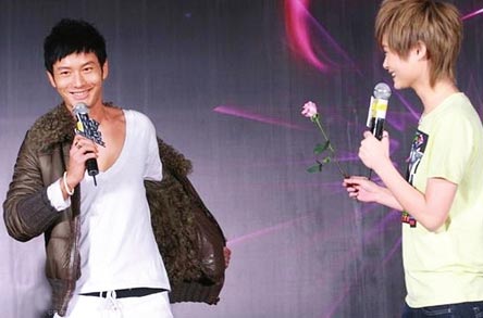 李宇春个唱启动 黄晓明送完玫瑰送法国红酒