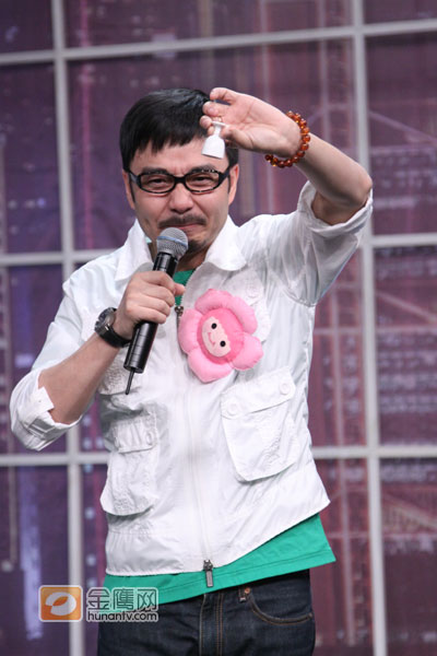 一饮而尽的主持人汪涵。（金鹰网摄影：于慧娜，金鹰网独家照片，转载须注明版权。）