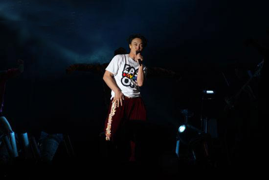 陈奕迅巡演深圳完美落幕，好声音打动人心。