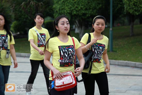 金鹰娱乐讯 李宇春“Why me”广州演唱会21日晚在广州体育馆拉开帷幕。全国各地玉米齐聚广州，为李宇春演唱会加油。金鹰网记者全程现场直播此次李宇春演唱会。(金鹰网摄影：冯紫剑 金鹰娱乐独家图片，转载请注明出处!)