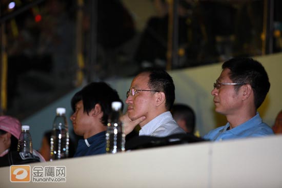 湖南广播影视集团副总经理、湖南电视台第一副台长、总编辑张华立(右一),湖南卫视总编室主任李浩(右二)与张杰(右三)现身李宇春演唱会现场