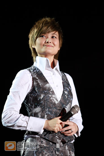 金鹰娱乐讯 李宇春“Why me”广州演唱会21日晚在广州体育馆拉开帷幕。演唱会在晚上8点准时开始，在精彩绚丽的开场舞后，进入了小情歌环节。并将一曲《出嫁》是送给父母的，笑称父母为度过了无数甜蜜生活的一对男女。金鹰网记者将全程现场直播此次李宇春演唱会。(金鹰网摄影：冯紫剑 金鹰娱乐独家图片，转载请注明出处!)