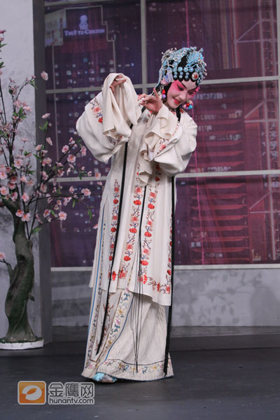 绝代佳人刘娜现场将大家闺秀的羞涩演绎的淋漓尽致。（摄影：于慧娜，金鹰网独家图片，转载请注明出处。）