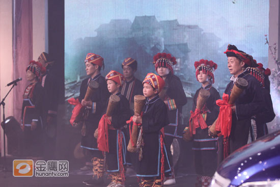 辗转一天行程的瑶族朋友现身《越策》