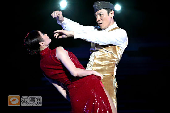 刘德华广州演唱会与美女激情热舞
