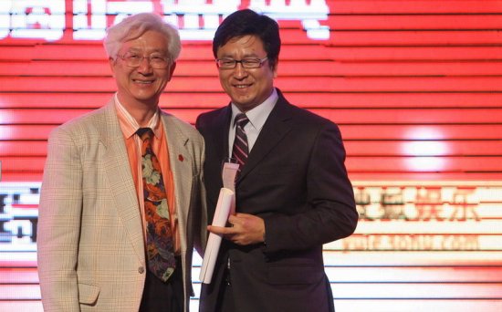 白岩松荣膺“年度主持人” 陈铎颁奖
