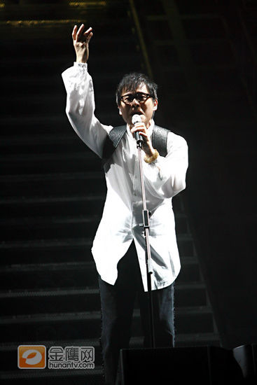 金鹰娱乐讯 3月28日，由罗大佑、李宗盛、周华健、张震岳四人组成的“纵贯线”乐队在香港红磡体育馆举行首场演唱会，四巨星联袂送上一场声势浩大的视觉盛宴。