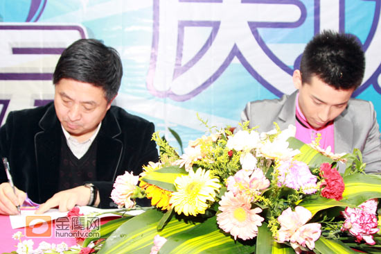 邓安奇现场签约
