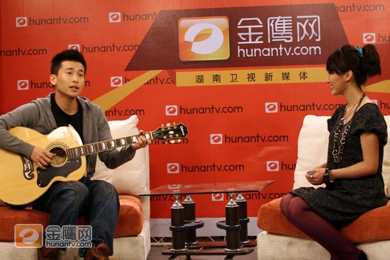 图为邓安奇做客《金鹰访谈》。2月26日，《丑女无敌》第三季启动全球甄选男一号。经过一个多月的激烈角逐，选出最终的“无敌一号”邓安奇，3月30日下午，《无敌一号》冠军邓安奇做客金鹰访谈，现场揭秘了夺冠的幕后故事。