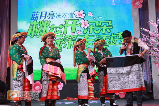 汪涵《越策》现场穿起了花瑶族的裙子