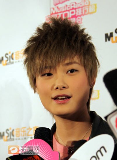 金鹰娱乐讯 4月4日，李宇春成功举办完“2009WHY ME演唱会”后出席2009蒙牛酸酸乳Musicradio中国TOP排行榜拉票会为自己拉票，并与歌迷一起现场互动。李宇春刚一上场，台下玉米便摇旗呐喊为其加油。（图＼冯紫剑）