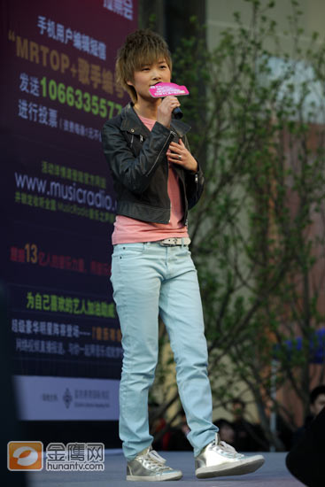 金鹰娱乐讯 4月4日，李宇春成功举办完“2009WHY ME演唱会”后出席2009蒙牛酸酸乳Musicradio中国TOP排行榜拉票会为自己拉票，并与歌迷一起现场互动。李宇春刚一上场，台下玉米便摇旗呐喊为其加油。（图＼冯紫剑）