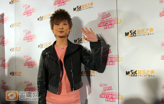 金鹰娱乐讯 4月4日，李宇春成功举办完“2009WHY ME演唱会”后出席2009蒙牛酸酸乳Musicradio中国TOP排行榜拉票会为自己拉票，并与歌迷一起现场互动。李宇春刚一上场，台下玉米便摇旗呐喊为其加油。（图＼冯紫剑）