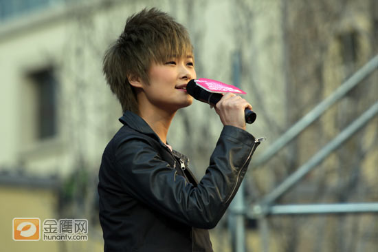 金鹰娱乐讯 4月4日，李宇春成功举办完“2009WHY ME演唱会”后出席2009蒙牛酸酸乳Musicradio中国TOP排行榜拉票会为自己拉票，并与歌迷一起现场互动。李宇春刚一上场，台下玉米便摇旗呐喊为其加油。（图＼冯紫剑）