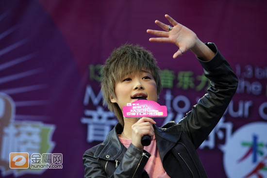 金鹰娱乐讯 4月4日，李宇春成功举办完“2009WHY ME演唱会”后出席2009蒙牛酸酸乳Musicradio中国TOP排行榜拉票会为自己拉票，并与歌迷一起现场互动。李宇春刚一上场，台下玉米便摇旗呐喊为其加油。（图＼冯紫剑）