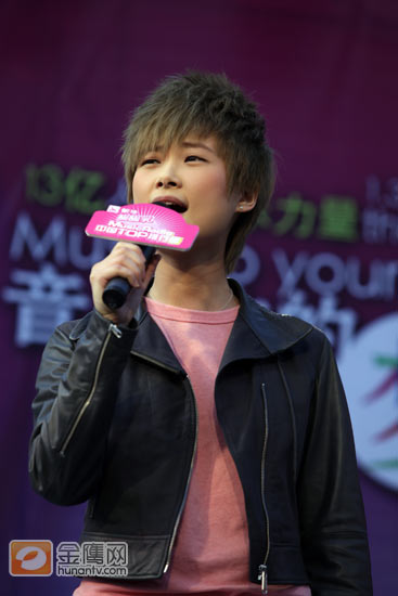 金鹰娱乐讯 4月4日，李宇春成功举办完“2009WHY ME演唱会”后出席2009蒙牛酸酸乳Musicradio中国TOP排行榜拉票会为自己拉票，并与歌迷一起现场互动。李宇春刚一上场，台下玉米便摇旗呐喊为其加油。（图＼冯紫剑）