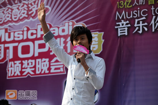 金鹰娱乐讯 4月4日，北京Solana蓝色港湾热情Hign 翻天。“人气天王”张杰亮相蒙牛酸酸乳Musicradio 中国TOP 排行榜拉票会，与歌迷倾情互动，全力释放才艺。歌迷有幸与自己的偶像同台互动，献上心爱小礼物，场面温馨之极。（图＼冯紫剑）