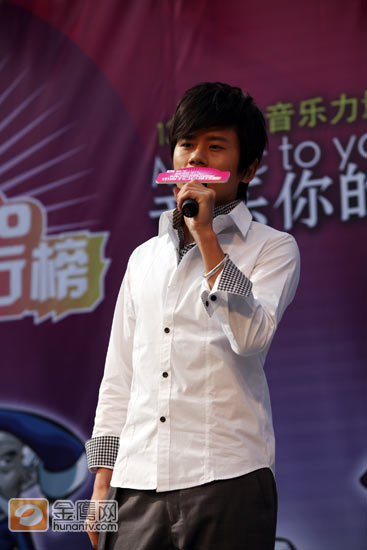 金鹰娱乐讯 4月4日，北京Solana蓝色港湾热情Hign 翻天。“人气天王”张杰亮相蒙牛酸酸乳Musicradio 中国TOP 排行榜拉票会，与歌迷倾情互动，全力释放才艺。歌迷有幸与自己的偶像同台互动，献上心爱小礼物，场面温馨之极。（图＼冯紫剑）
