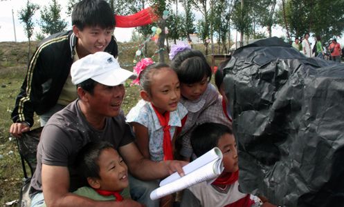导演张继龙在给孩子们讲戏