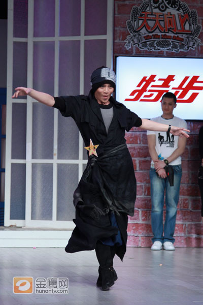 吉米老师参加《天天向上》录制，并跟随音乐现场即兴大展妩媚身姿，撩人的眼神惹全场观众的尖叫不止。（摄影：于慧娜，金鹰网独家图片，转载须注明版权。）