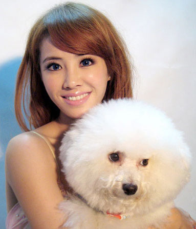 蔡依林带爱犬出镜。