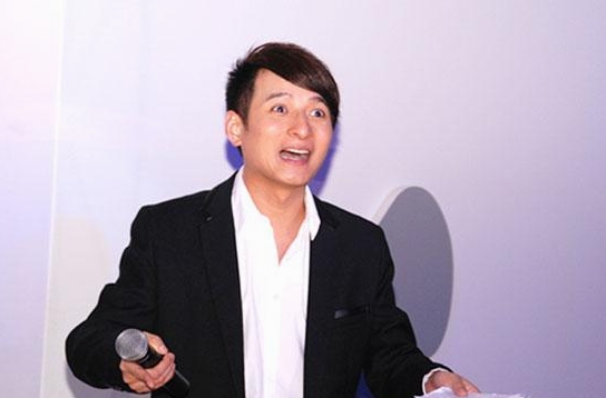 维嘉表情夸张
