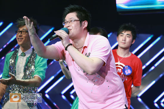 图为龙队选手许琦，最终胜出。金鹰娱乐讯 4月8日，《挑麦》龙队气势见涨，现场多位龙队选手身穿红衣为自己打气。最终龙队綦卡获得了最后的冠军。（图文/李湘 金鹰娱乐独家稿件 转载请注明出处）