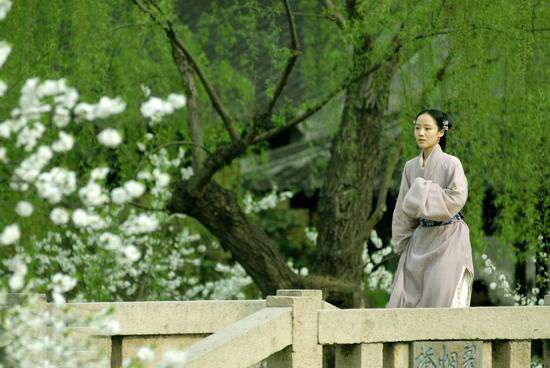 4月7日下午，李少红导演携新《红楼梦》剧组在扬州瘦西湖熙春台召开媒体见面会，黛玉蒋梦婕、少年宝玉于小彤、妙玉高洋、成年湘云马晓灿等出席发布会现场。扬州作为南方外景地之一，原著中的颇为复杂的景致凹晶溪馆也将得以表现。——丫鬟神色匆匆