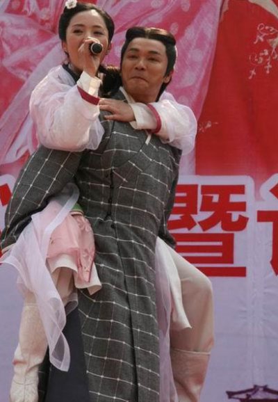 郭晋安背董璇