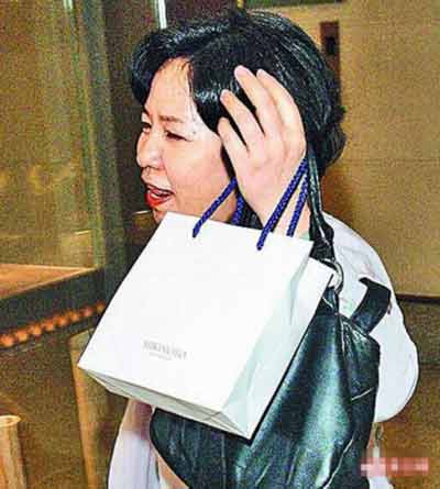 贾静雯母亲