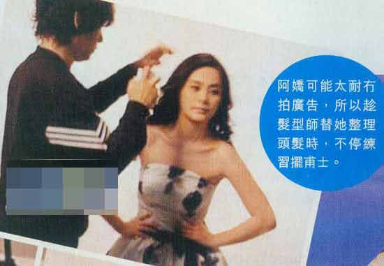 阿娇趁发型师整理头发时，练习摆姿势