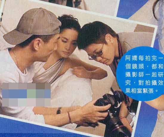 阿娇每拍完一个镜头都会和摄影师研究