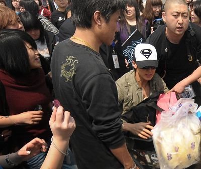 吴尊坐着轮椅