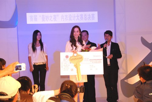 国内首部都市时尚女性喜剧《美女不坏》目前正在美丽的热带海岛海南热拍，每日都在沙滩、阳光、海浪的环境下拍摄，让几位主演都觉得十分开心。许慧欣则透露，在剧中她与品超、娜娜一起“同居”在美丽的海景房里，上演“捣乱满屋”。