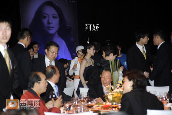 继上月初出席某时尚品牌代言后，4月16日，阿娇（钟欣桐）神秘低调出席VEVA时尚手机品牌代言活动，与国际巨星章子怡、吴佩慈等明星一同担任该品牌代言人。（金鹰网独家稿件，严禁转载）