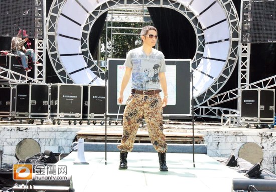 吉杰一个人在彩排舞台，有点无辜