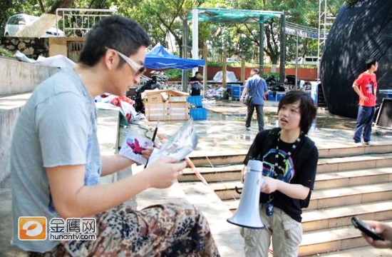 现场导演与吉杰单独沟通