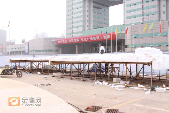 这个地方将会修建两座巨大的“假山”，美化赛场的环境