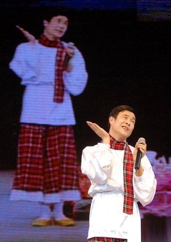小沈阳昨日(4月16日）携“赵家班”在武汉洪山体育馆带来“刘老根大舞台”笑转2009武汉演笑会。——小沈阳“自残”狂掴嘴