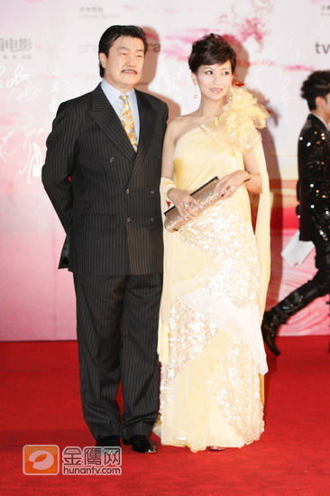 赵雅芝夫妇携手亮相 