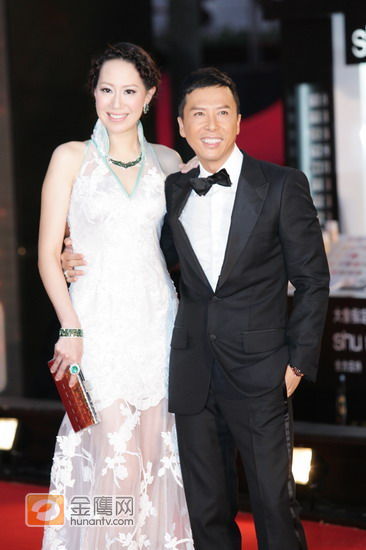 甄子丹携妻子汪诗诗亮相