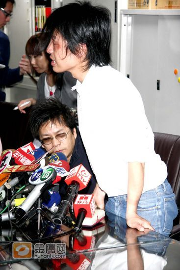 大炳出席记者会