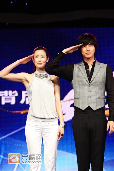 4月18日，《传闻中的七公主》剧中人气爆棚的演员李泰兰、崔贞媛和朴海镇抵达长沙录制 湖南卫视《背后的故事》。“雪七”和“年士兵”这对屏幕情侣受到观众的热烈追捧。现场两人再现剧中经典动作，敬礼“忠诚”。（摄影：程艳 金鹰网独家稿件 转载请注明版权）