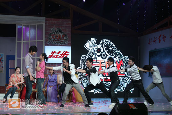 20日，“七公主”中的美七（崔贞媛饰）、雪七（李泰兰饰）、幼男（朴海镇饰）参加湖南卫视著名脱口秀节目《天天向上》的录制。录制现场，主持人邀“幼男”与他钦点的女粉丝一起演绎浪漫、缠绵的情景剧。首次与偶像零距离接触的粉丝显得尤为激动。不敢正视“幼男”，险些倒在台上。主持人汪涵不忍看到粉丝倒地的场景，主动为这位女粉丝“撑腰”。之后，其他四位主持人也加入“撑腰”行列。（摄影：于慧娜，金鹰网独家图片，转载须注明版权。）