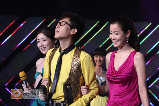 七公主主演李泰兰，崔贞媛，朴海镇集体《挑战麦克风》，“韩”气逼人。虽然在场有众多帅哥美女，但风头完全被三位韩国朋友压过。雪七的大气，美七的可爱，年士兵的帅气引来全场尖叫连连，也为七公主长沙行画上完美句号。（金鹰网摄像 张磊 金鹰网独家图片 转载请注明出处）