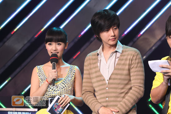 七公主主演李泰兰，崔贞媛，朴海镇集体《挑战麦克风》，“韩”气逼人。虽然在场有众多帅哥美女，但风头完全被三位韩国朋友压过。雪七的大气，美七的可爱，年士兵的帅气引来全场尖叫连连，也为七公主长沙行画上完美句号。（金鹰网摄像 张磊 金鹰网独家图片 转载请注明出处）