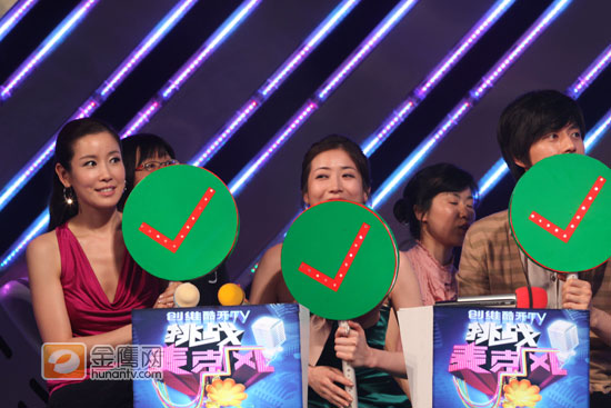 七公主主演李泰兰，崔贞媛，朴海镇集体《挑战麦克风》，“韩”气逼人。虽然在场有众多帅哥美女，但风头完全被三位韩国朋友压过。雪七的大气，美七的可爱，年士兵的帅气引来全场尖叫连连，也为七公主长沙行画上完美句号。（金鹰网摄像 张磊 金鹰网独家图片 转载请注明出处）